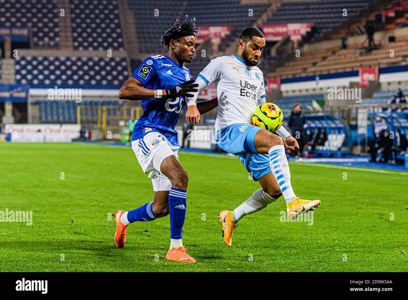 Jordan Amavi of Olympique de Marseille (R) in action against Mohamed  Simakan of Racing Strasbourg (L) during the Ligue 1 match between RC  Strasbourg a Stock Photo - Alamy