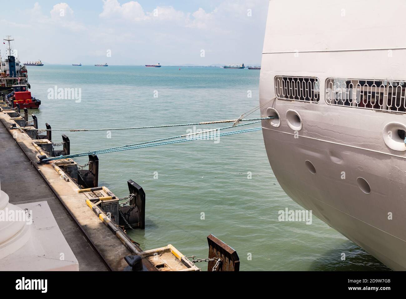 Rope berthed ship hi-res stock photography and images - Alamy