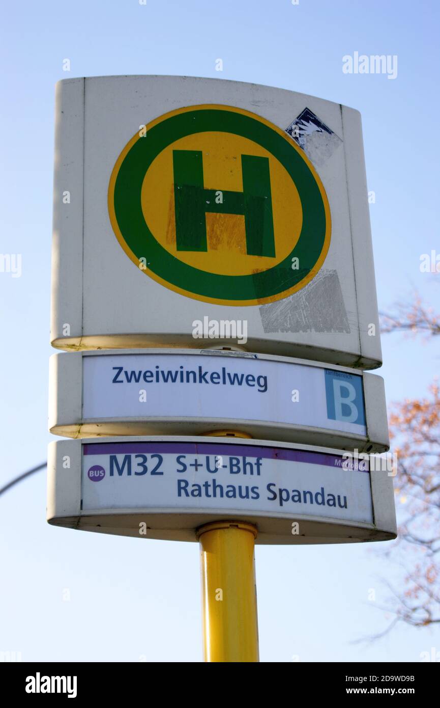 Eine Bushaltestelle der BVG: Haltestelle Zweiwinkelweg in Staaken, Berlin-Spandau, Linie M 32 Stock Photo