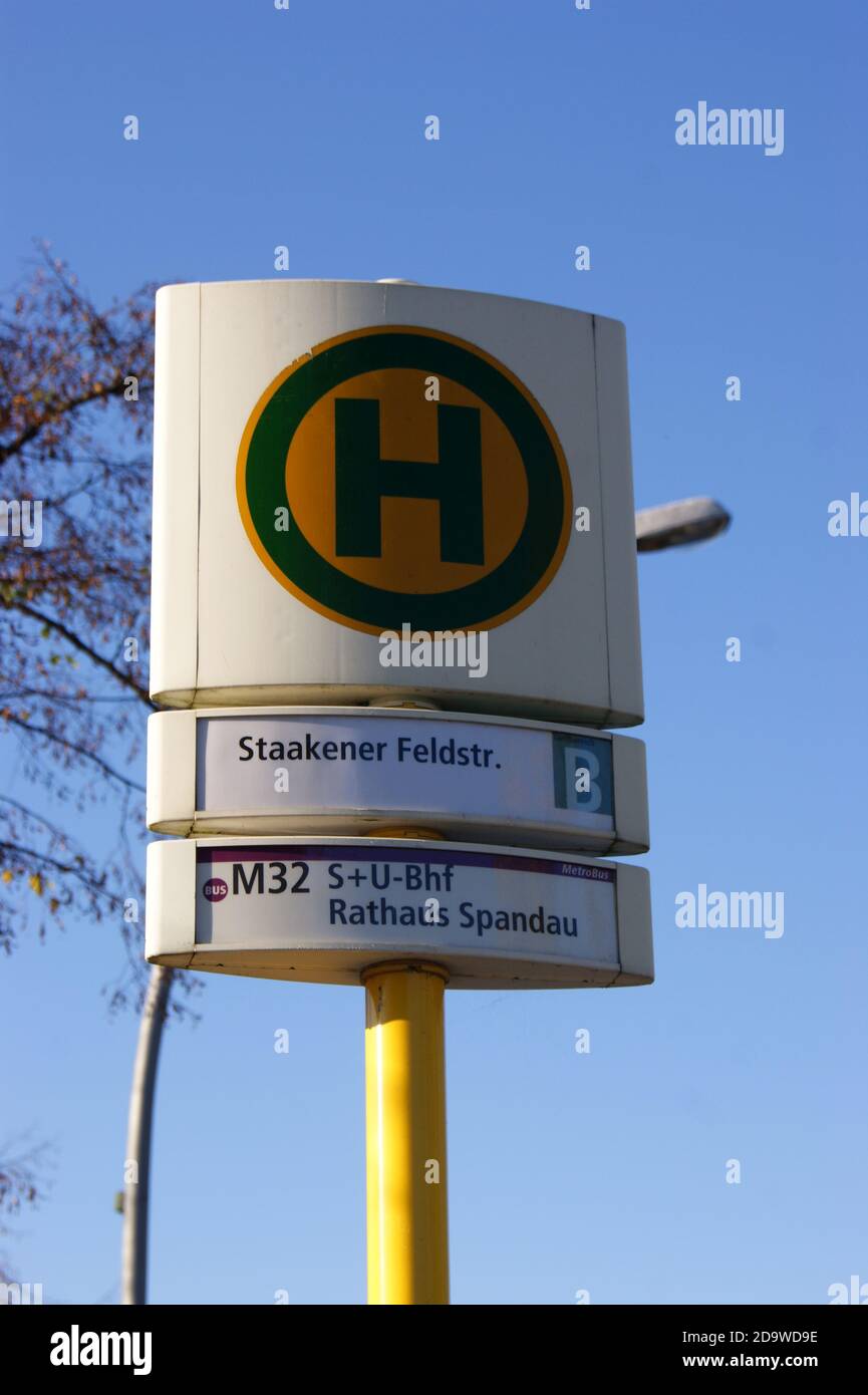 Eine Bushaltestelle der BVG: Haltestelle Staakener Feldstraße in Staaken, Berlin-Spandau Stock Photo