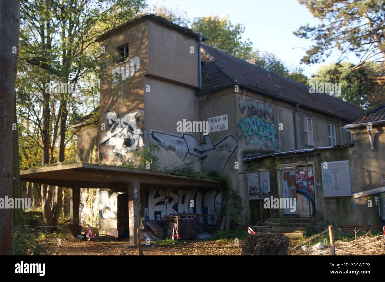 Krankenhaus Staaken: Ruine des Krankenhauses und Neubau der Wohnanalge 'Metropolitan Park'. Hier: Frauen-Abteilung. Stock Photo