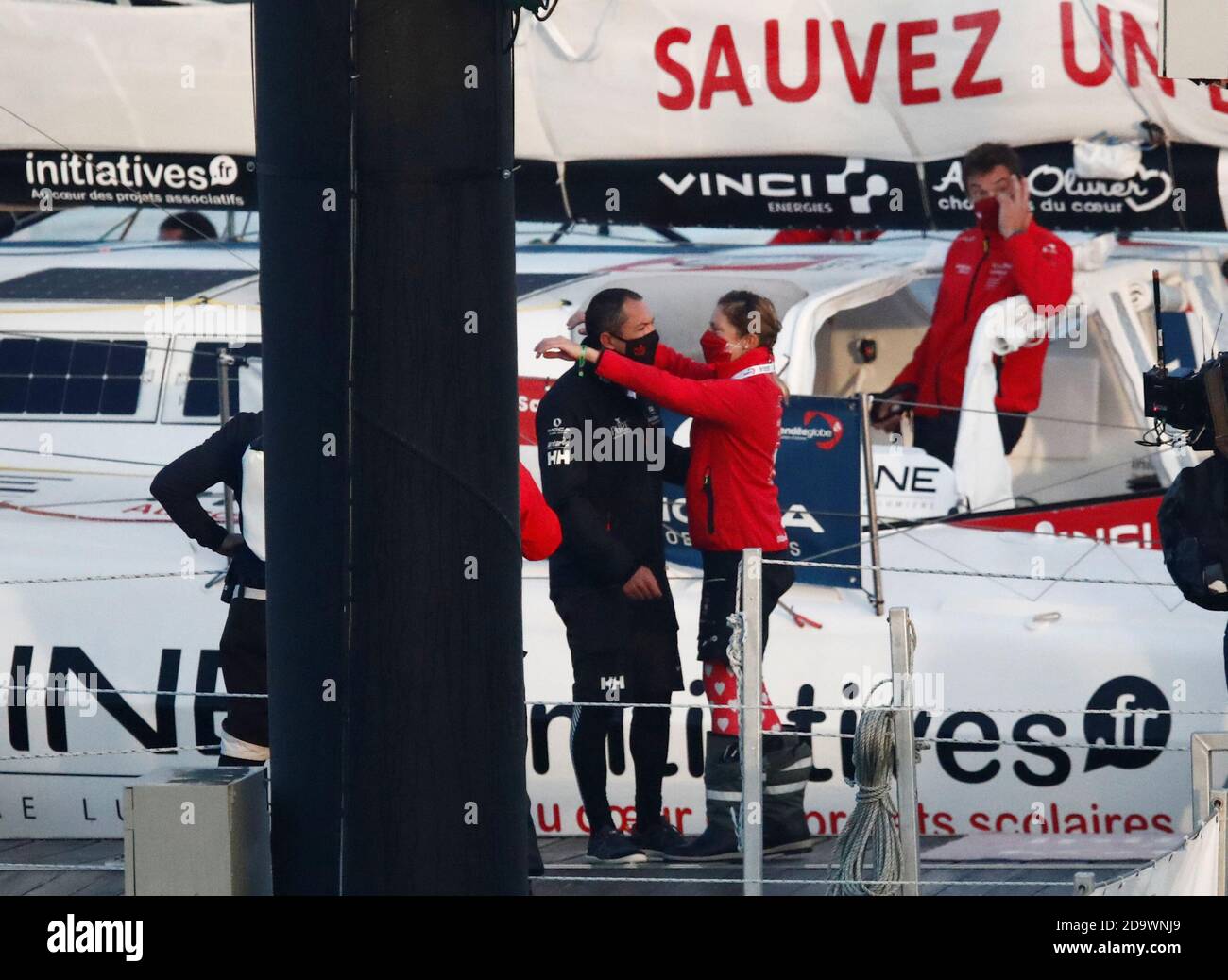 Sailing Vendee Globe Les Sables D Olonne France November 8 2020 Initaitives Coeur S Skipper Samantha Davis With Her Husband And The Pure Best Western S Skipper Romain Attanasio Reuters Stephane Mahe Stock Photo Alamy
