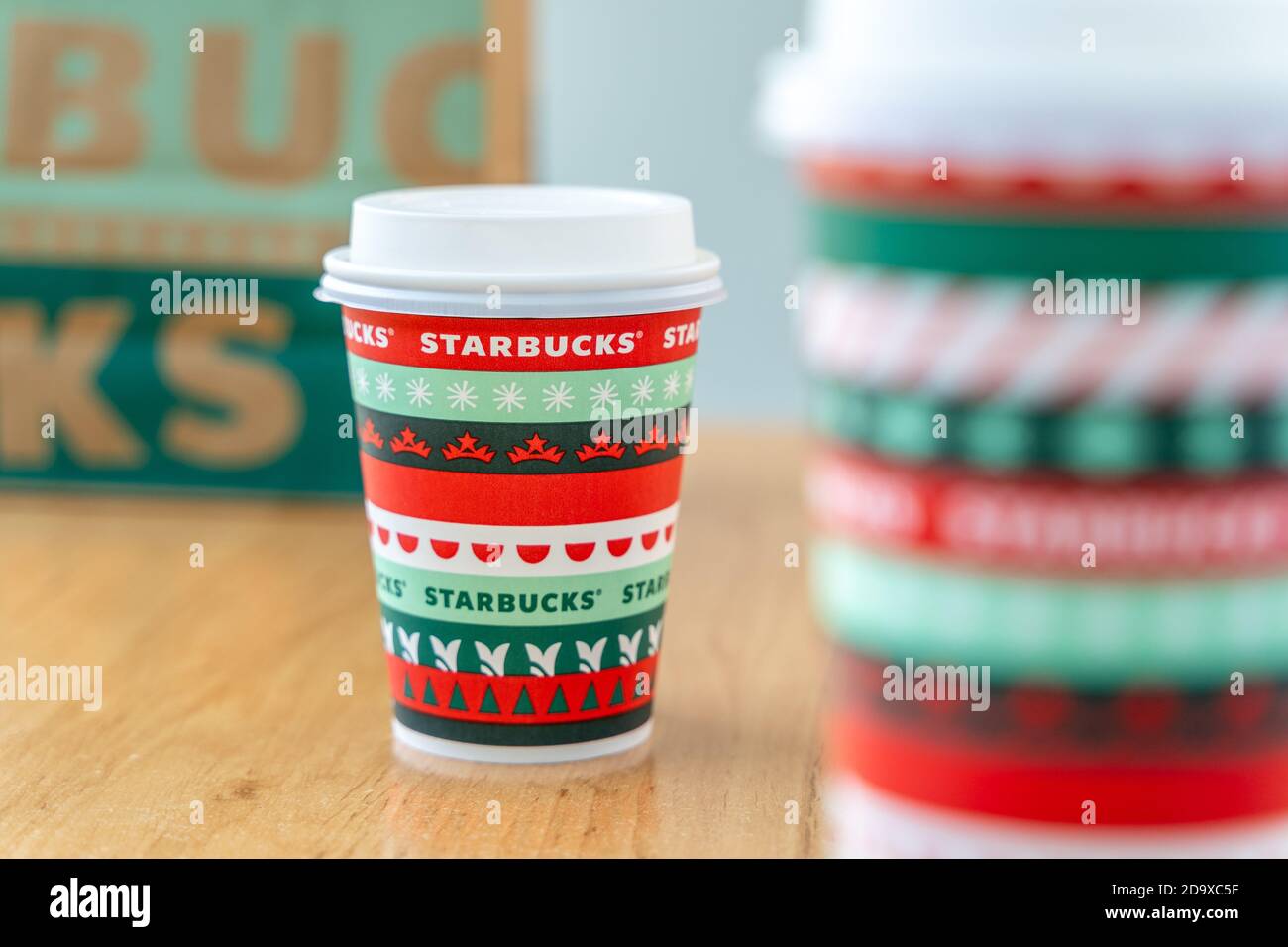 Starbucks grande cup size hi-res stock photography and images - Alamy