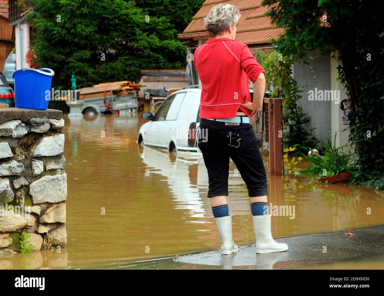 menschen bei hochwasser Stock Photo