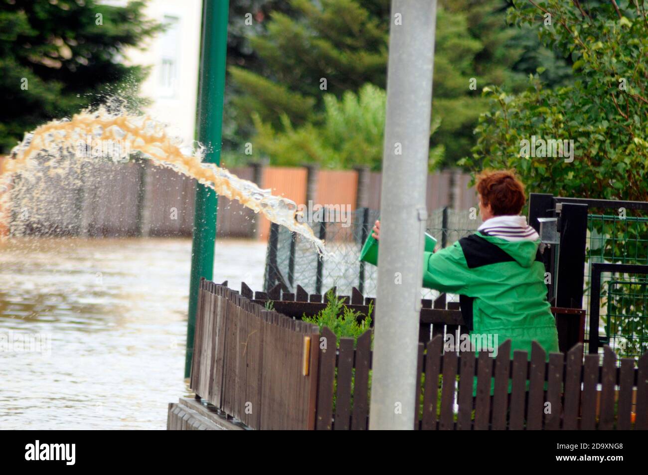 menschen bei hochwasser Stock Photo