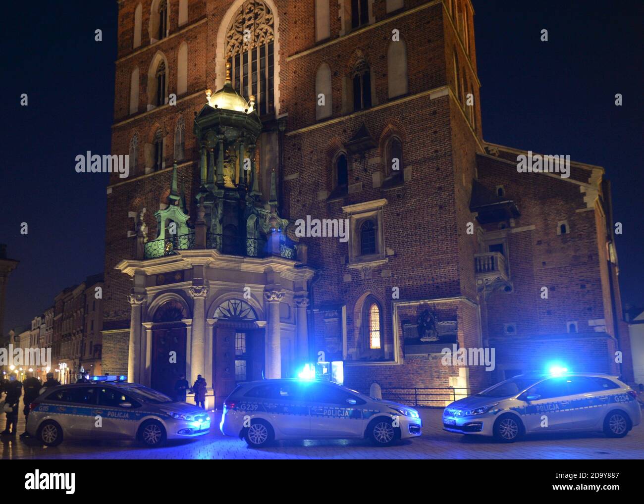 Krakow, Poland. 7 November, 2020.  Police blocking the access to Ste Mary Basilica during a Pro-Choice protest in Krakow's Old Town. Pro-Choice and women's rights activists and their supporters organised on Saturday evening another anti-government protest in Krakow to express their anger at the Supreme Court ruling in relation to abortion laws.. Credit: ASWphoto/Alamy Live News Stock Photo