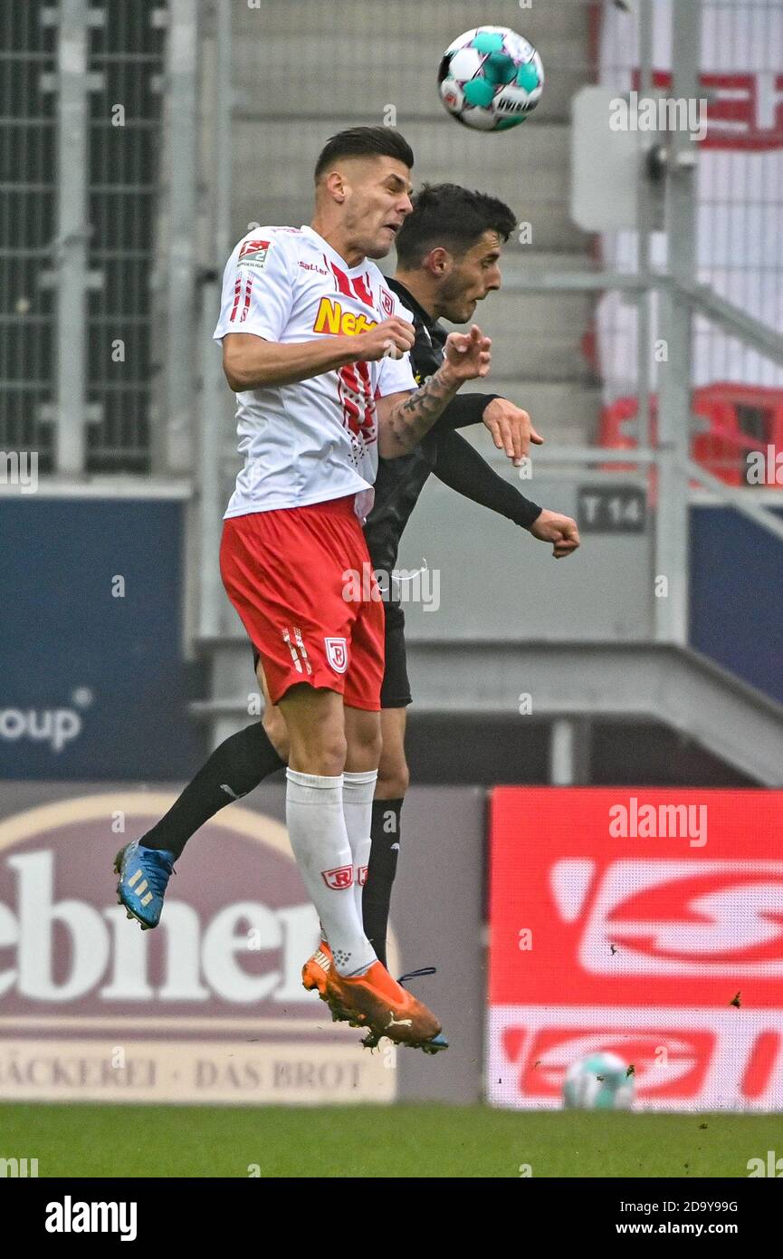 08 November 2020, Bavaria, Regensburg: Football: 2nd Bundesliga, Jahn Regensburg - VfL Osnabrück, 7th matchday. Erik Wekesser from Regensburg (l) and Bashkim Ajdini from Osnabrück in a header duel. Photo: Armin Weigel/dpa - IMPORTANT NOTE: In accordance with the regulations of the DFL Deutsche Fußball Liga and the DFB Deutscher Fußball-Bund, it is prohibited to exploit or have exploited in the stadium and/or from the game taken photographs in the form of sequence images and/or video-like photo series. Stock Photo