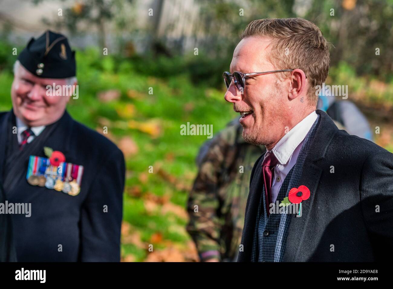 London, UK. 08th Nov, 2020. Laurence Fox, Reclaim Party leader, pays his respects on Remembrance Sunday at the Royal Artillery war memorial at Hyde Park Corner - he was joined by a small group of veterans and supporters as they made their way from Green Park. It is remembrance Sunday and due to the second Coronavirus Lockdown, services of commemoration are greatly curtailed. Credit: Guy Bell/Alamy Live News Stock Photo