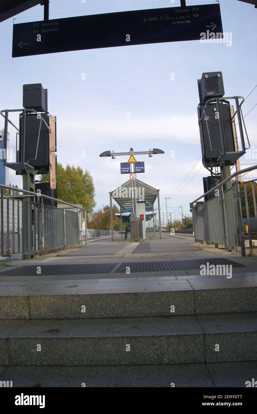 Der an der Straße Freiheit gelegene S-Bahnhof Berlin-Stresow, vormals Fernbahnhof Berlin-Spandau. Stock Photo