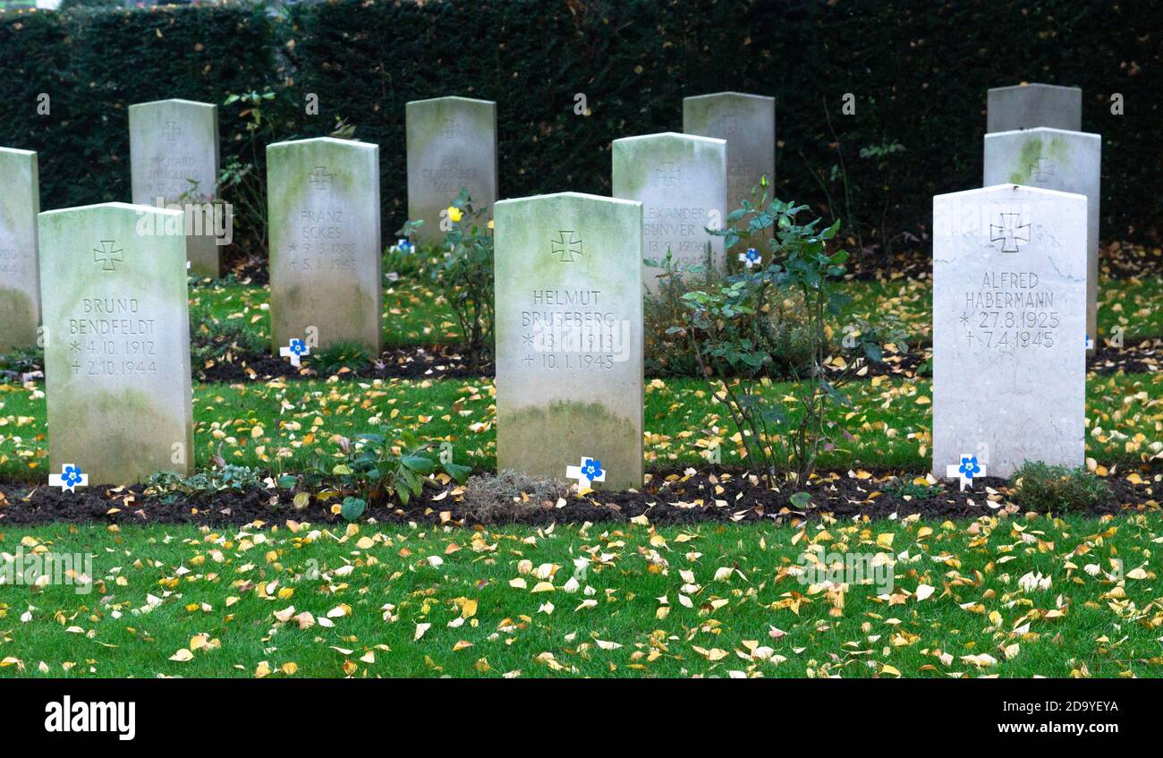 Botley Road Commonwealth War Graves, Oxford, UK. November 8th 2020. The annual Remembrance Service at the Commonwealth War Graves (CWG) Oxford was a restricted event this year due to the rules surrounding public gatherings during the COVID-19 pandemic. The CWG Cemetery is one of the largest in the country, and is managed by the CWG Commission who ensure the site is beautifully maintained.  PICTURED German PoW graves with a forget-me-not (the German symbol of remembrance) on a cross. Bridget Catterall/Alamy Live News. Stock Photo