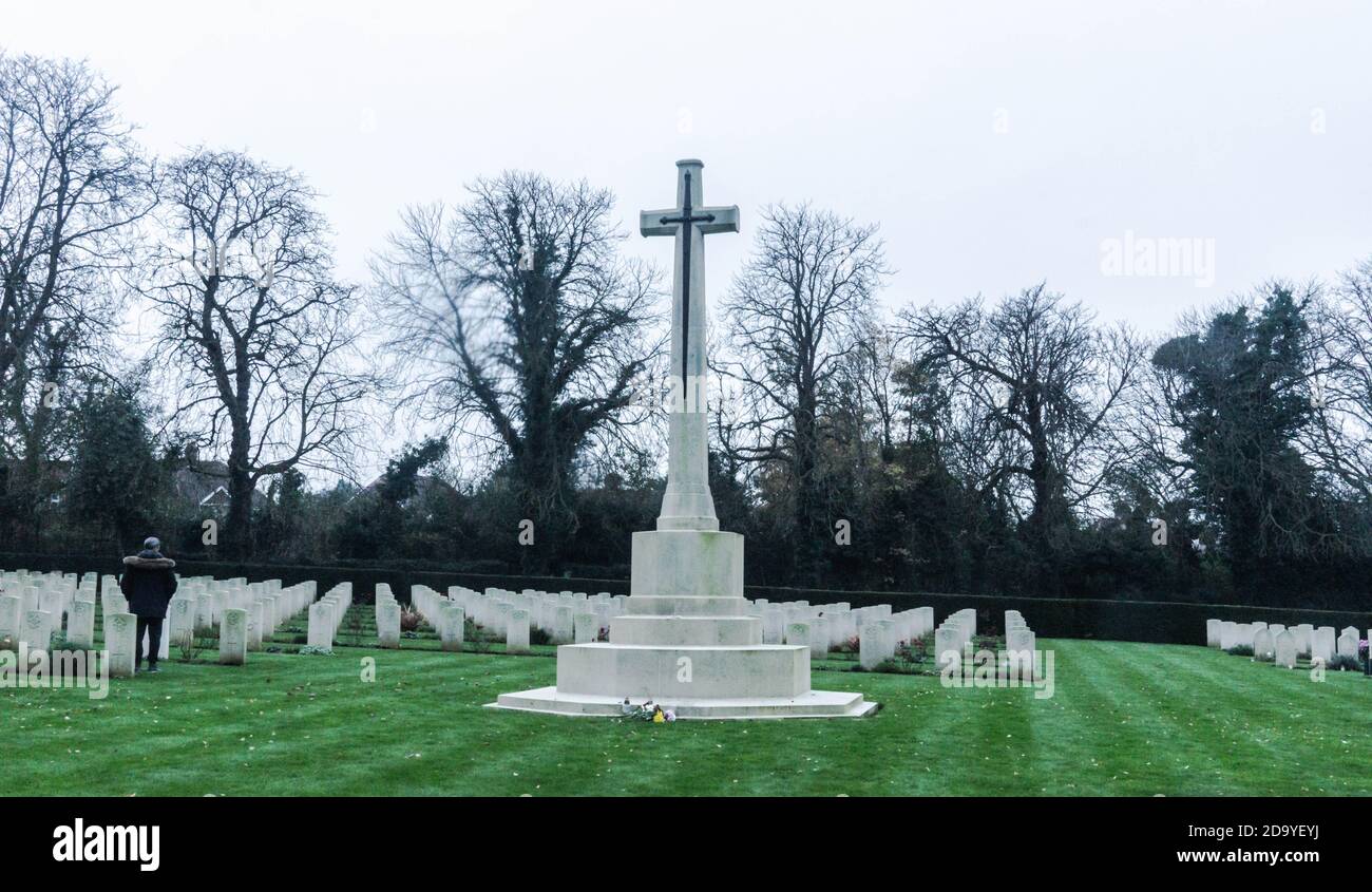 Botley Road Commonwealth War Graves, Oxford, UK. November 8th 2020. The annual Remembrance Service at the Commonwealth War Graves (CWG) Oxford was a restricted event this year due to the rules surrounding public gatherings during the COVID-19 pandemic. The cemetery reopened to the public following the remembrance service. The CWG Cemetery is one of the largest in the country, and is managed by the CWG Commission who ensure the site is beautifully maintained.   PICTURED: The Cross of Sacrifice. Bridget Catterall/Alamy Live News. Stock Photo