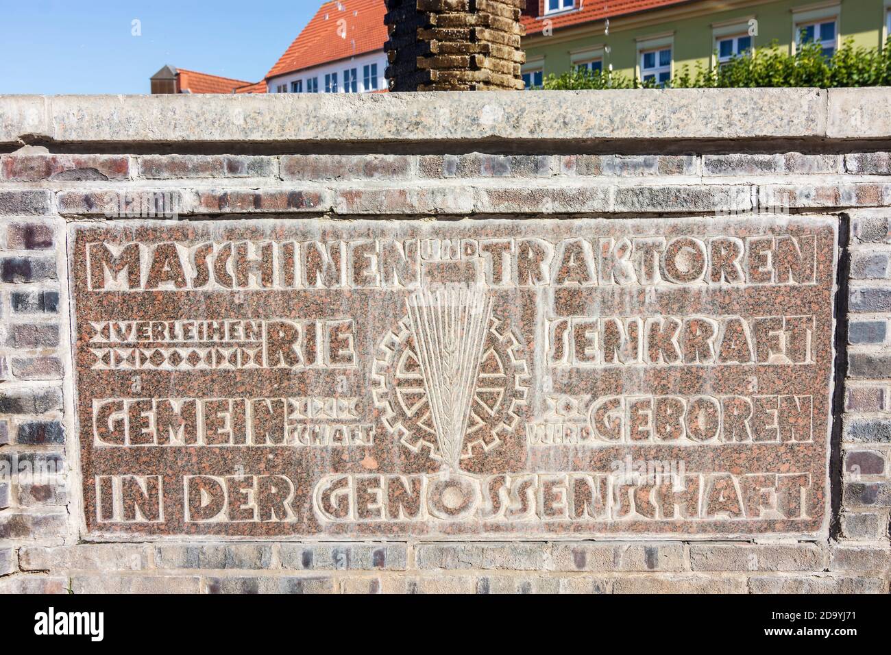 Barth: sign to promote agricultural coops from GDR times: 'Maschinen und Traktoren verleihen Riesenkraft, Gemeinschaft wird geboren in der Genossensch Stock Photo