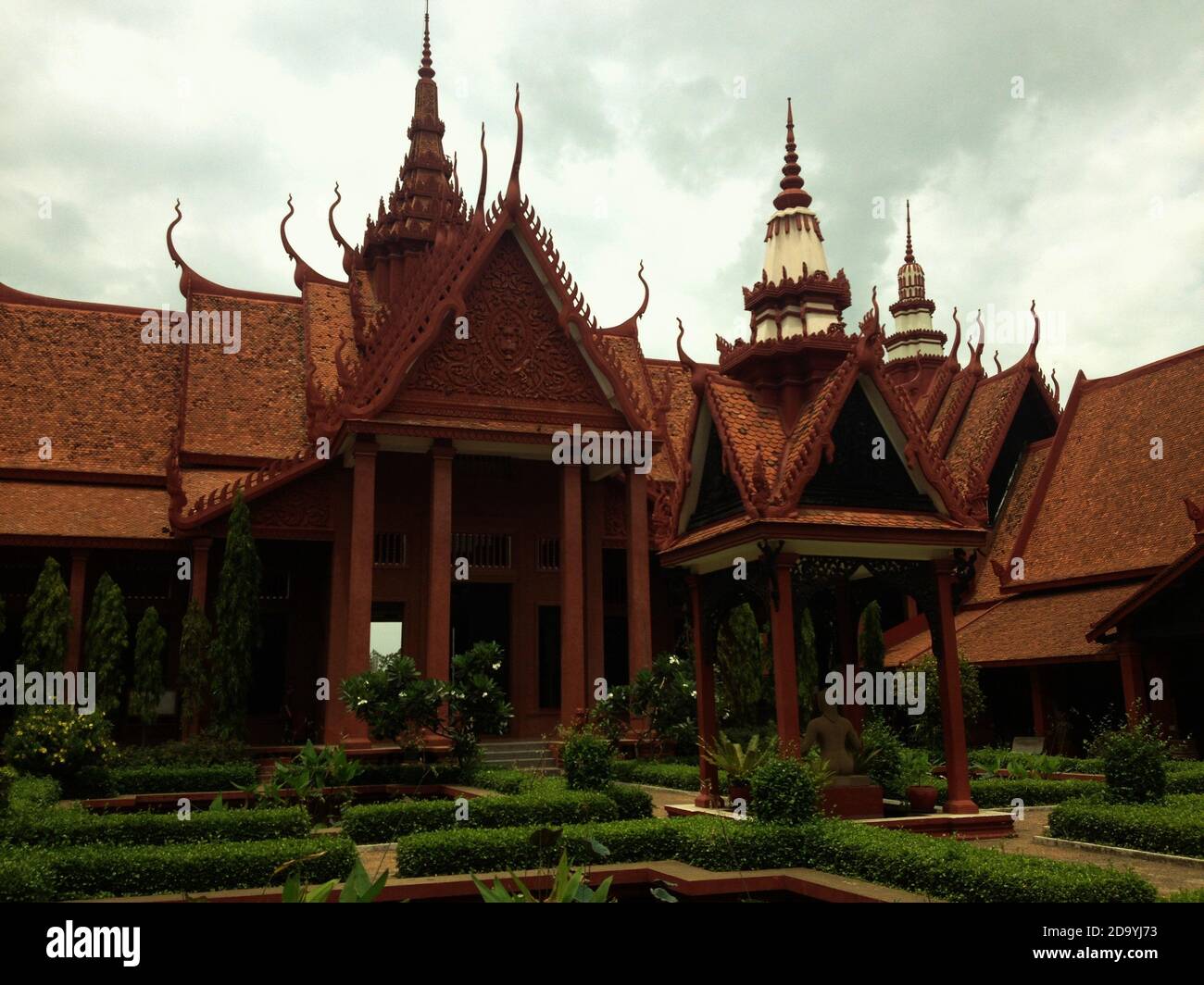 Stunning manicured gardens and asian architecture in Phnom Penh ...