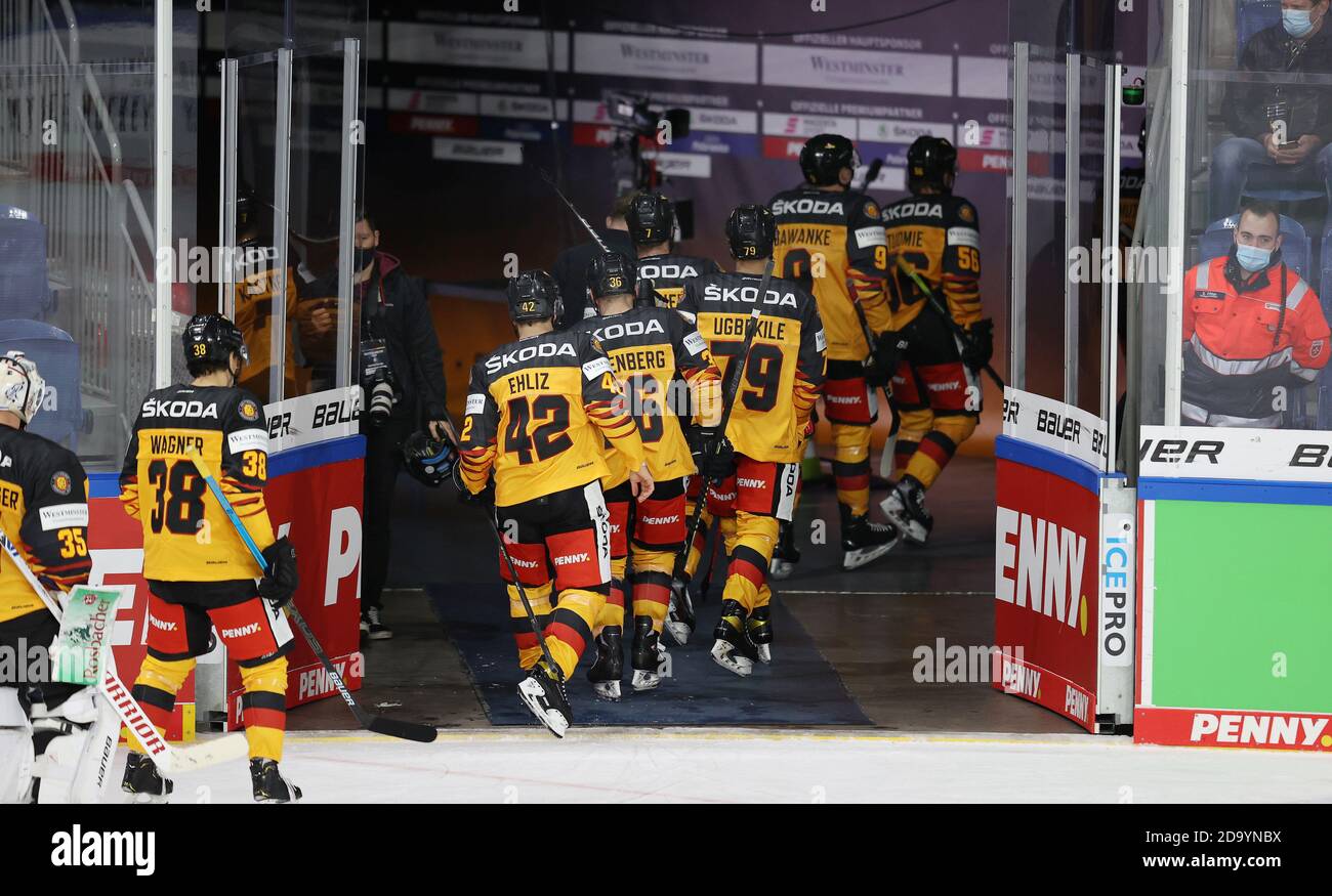 Krefeld, Deutschland. 09th Nov, 2020. firo: 08.11.2020 Ice Hockey National Team Germany Cup Germany - Lettland Abmarsch, Team, GER | usage worldwide Credit: dpa/Alamy Live News Stock Photo