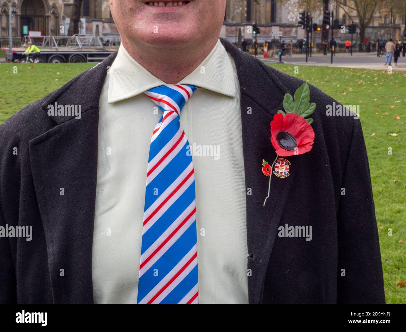 Wearing the red remembrance poppy hi-res stock photography and images ...