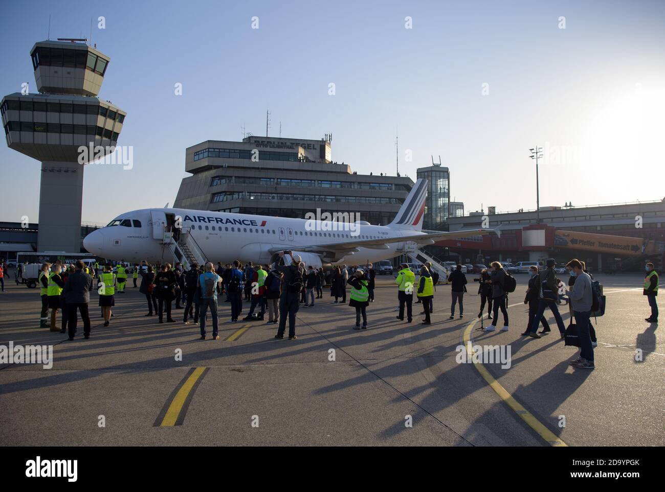 Berlin, Germany. 08th Nov, 2020. Christophe Ruch (l), pilot, is standing at  Tegel Airport in front of the Airbus of the French airline Air France,  which is the last scheduled flight to