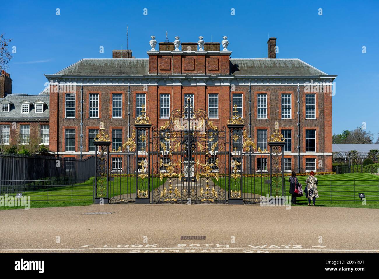 London mansion gates hi-res stock photography and images - Alamy
