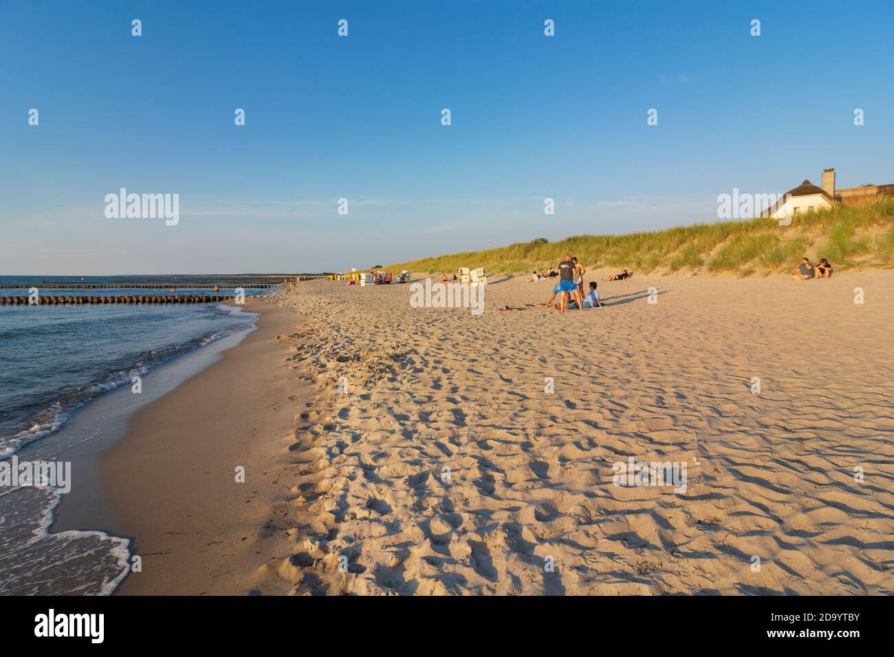 Ahrenshoop: beach, bather, brakewater, traditional thatched roof house, Ostsee (Baltic Sea), Fischland peninsula, Mecklenburg-Vorpommern, Germany Stock Photo