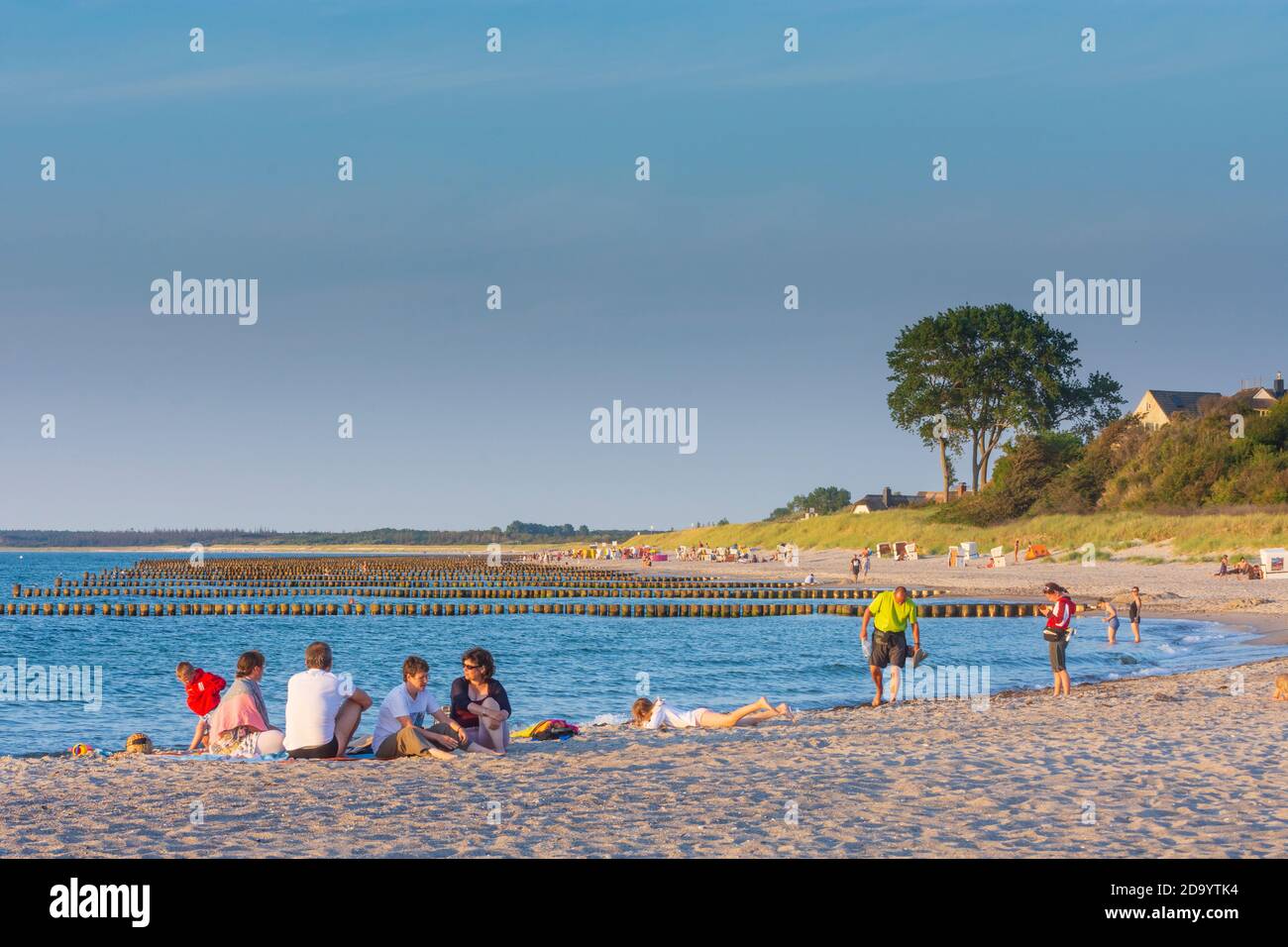 Ahrenshoop: beach, bather, brakewater, steep bank, Baltic Sea, Ostsee (Baltic Sea), Fischland peninsula, Mecklenburg-Vorpommern, Germany Stock Photo