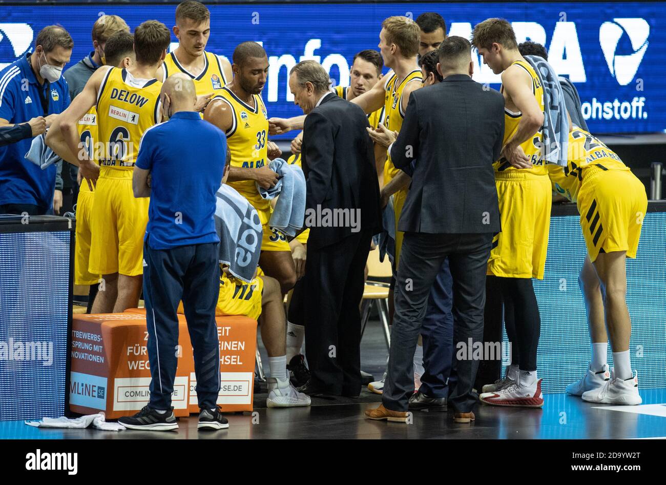 Berlin, Germany. 08th Nov, 2020. Basketball: Bundesliga, Alba Berlin - Fraport Frankfurt, main round, 1st matchday, Mercedes-Benz Arena. ALBA's Head Coach Aito Garcia Reneses (8.f.l.) stands together with his players. Credit: Andreas Gora/dpa/Alamy Live News Stock Photo
