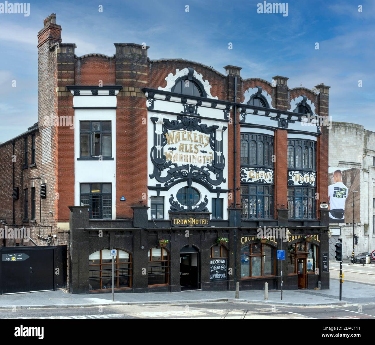 The Crown Hotel - public house - Lime Street, Liverpool, Merseyside, England, UK. Stock Photo