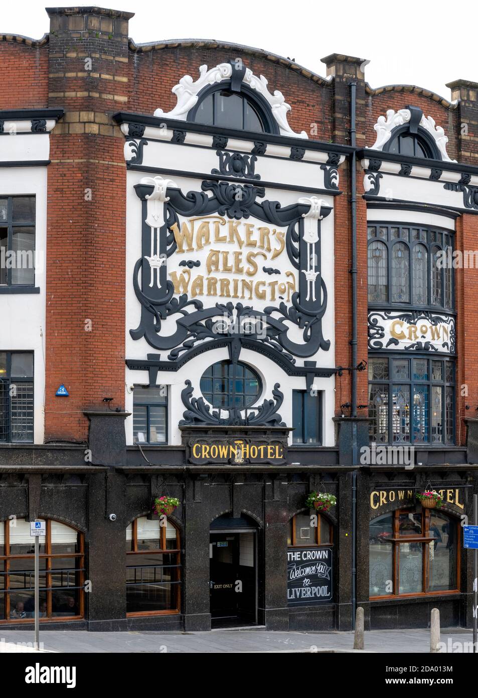 The Crown Hotel - public house - Lime Street, Liverpool, Merseyside, England, UK. Stock Photo