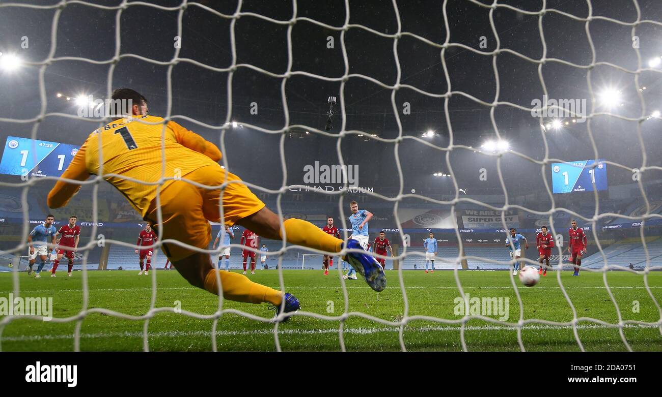 Manchester City's Kevin De Bruyne shoots but misses from the penalty spot  during the Premier League match at the Etihad Stadium, Manchester Stock  Photo - Alamy