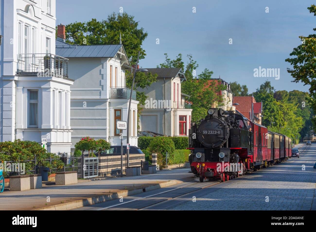 Bad Doberan: Bäderbahn Molli railway, steam locomotive, stop at street Goethestraße, villas, Ostsee (Baltic Sea), Mecklenburg-Vorpommern, Germany Stock Photo