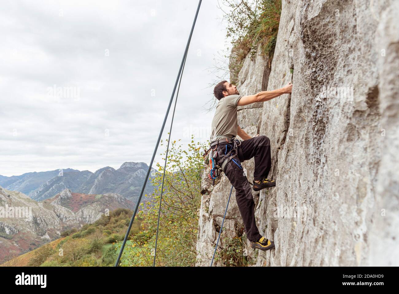 Professional male rock climber hi-res stock photography and images - Alamy