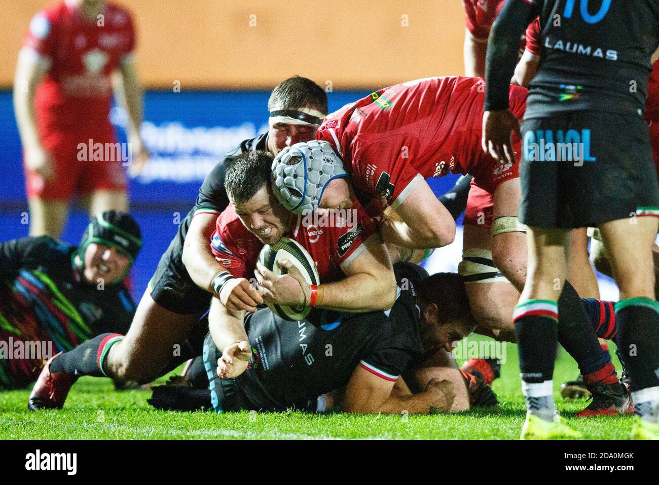 Llanelli, UK. 8 November, 2020. Scarlets prop Rob Evans tries to force his way over the try line during the Scarlets v Zebre PRO14 Rugby Match. Credit: Gruffydd Thomas/Alamy Live News Stock Photo