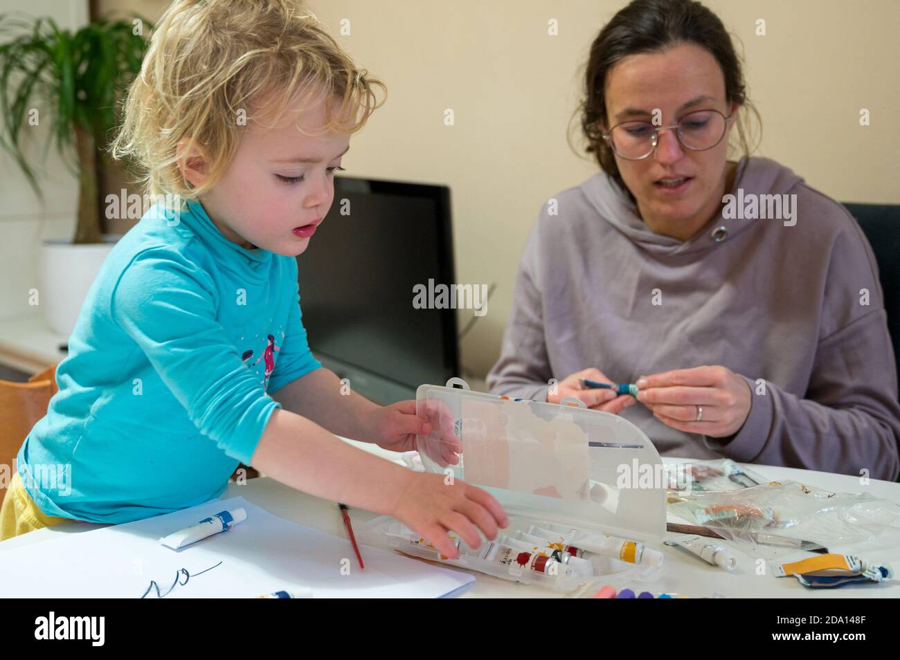 Cute girl painting and drawing with her mother at home Stock Photo - Alamy