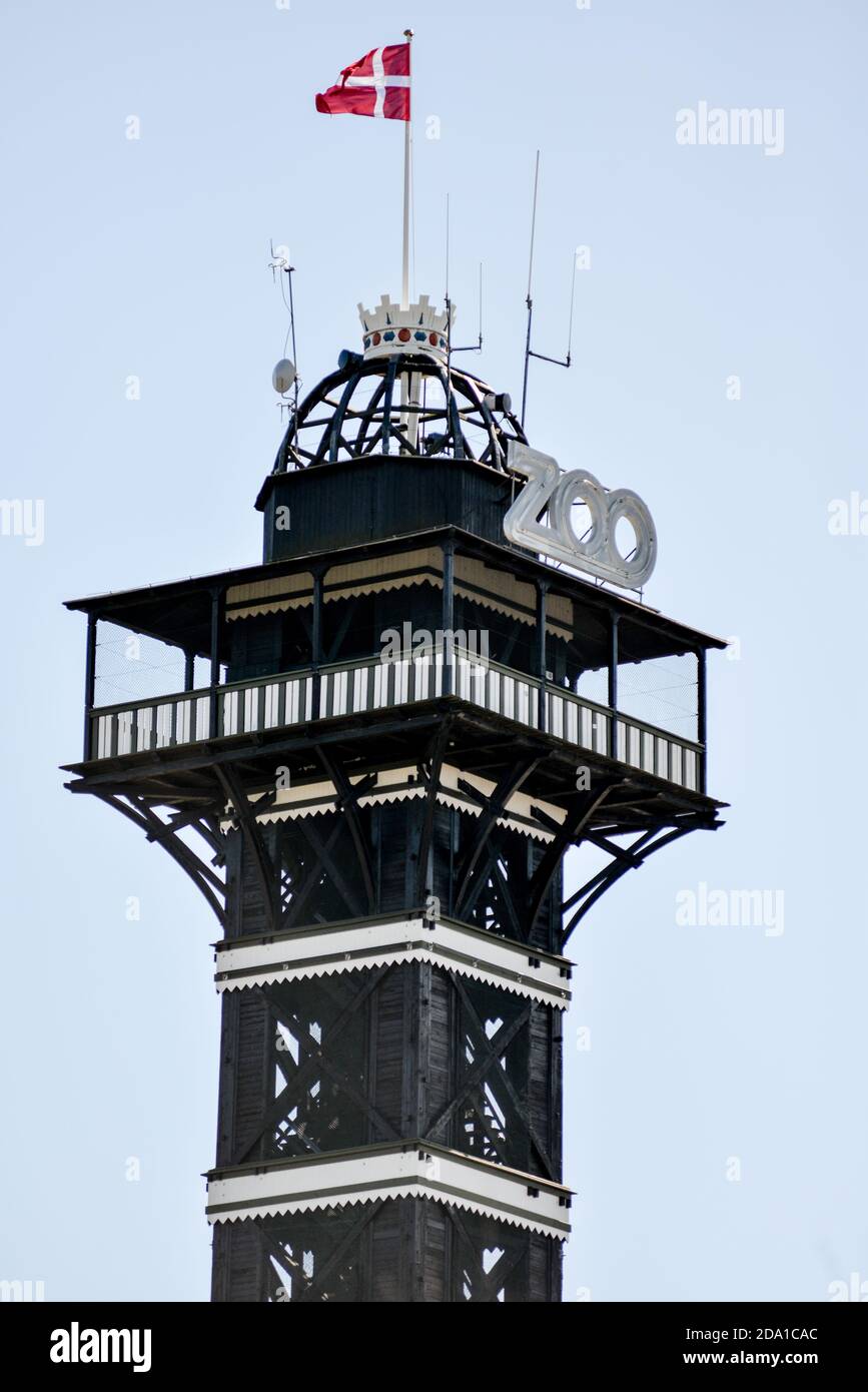 Der 1905 erbaute Aussichtsturm ist das Wahrzeichen des Zoo von Kopenhagen - the observation tower built in 1905 is the landmark of Kopenhagen Zoo. Stock Photo
