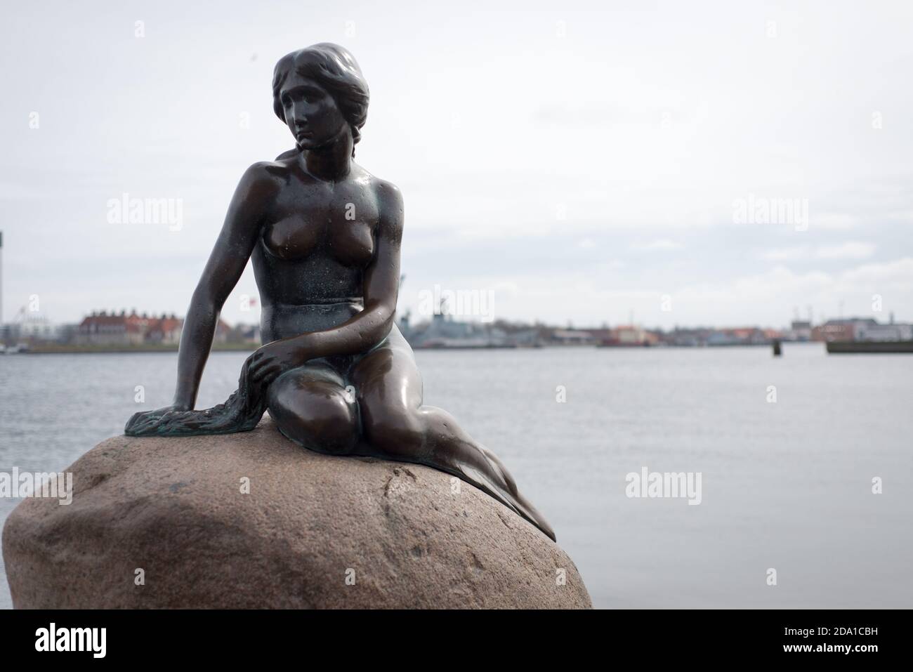 Die kleine Meerjungfrau am Hafen von Kopenhagen - the little mermaid at Copenhagen harbour Stock Photo