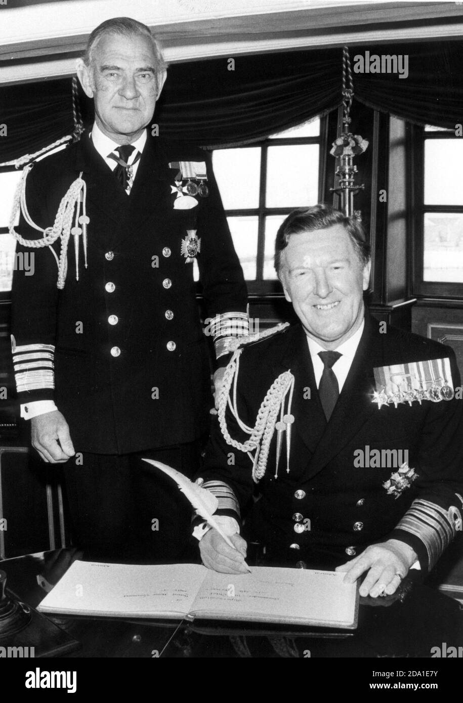 THE NEW C. IN C. PORTSMOUTH NAVAL HOME COMMAND ADMIRAL SIR PETER STANFORD ABOARD HMS VICTORY THE CHANGE OF COMMAND CEREMONY AT PORTSMOUTH NAVAL BASE. HE IS BVEHIND  THE RETIRING C. IN C. ADMIRAL SIR DENMNIS CASSIDI. 1984  PORTSMOUTH. Stock Photo