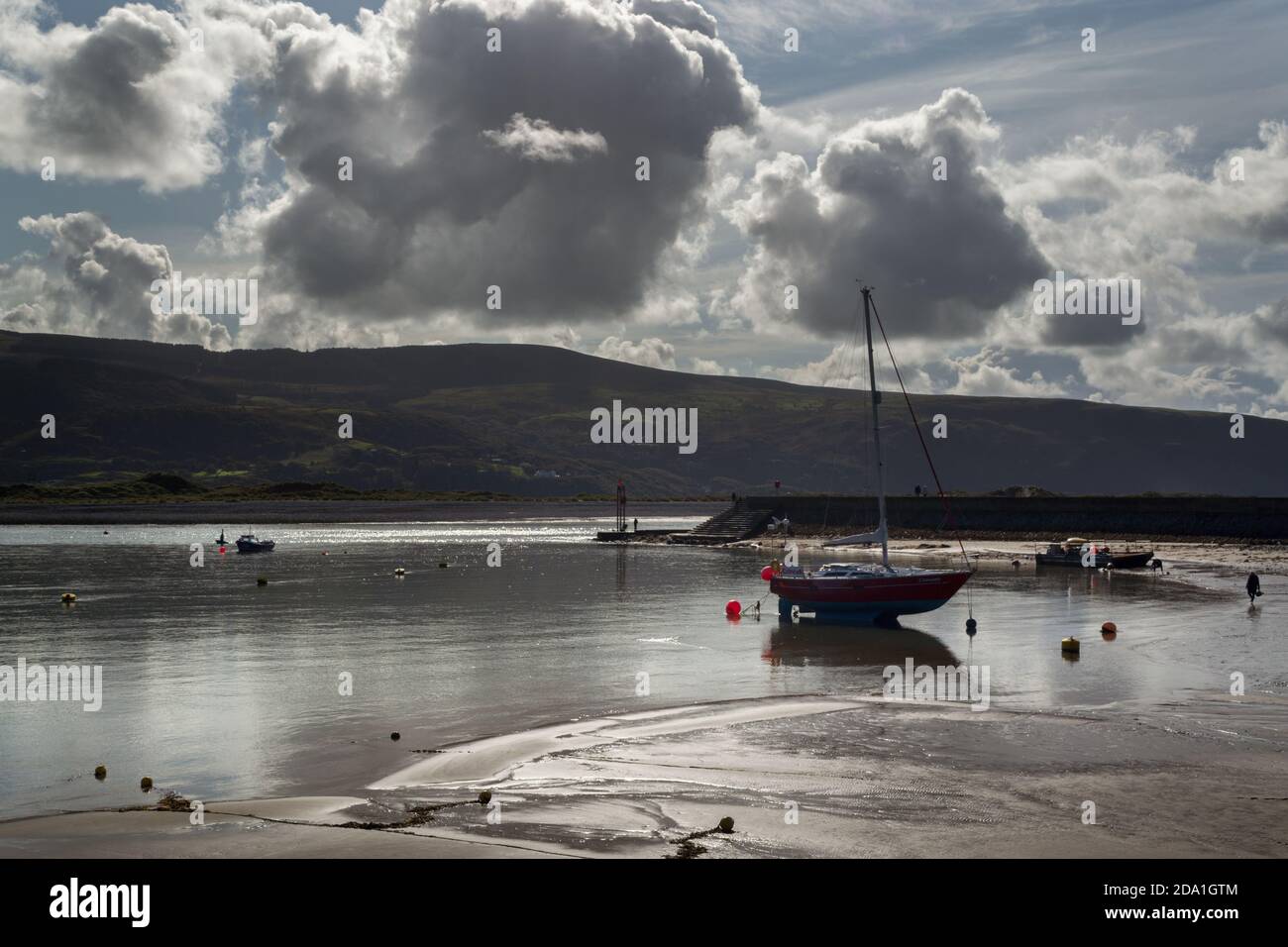 BARMOUTH, WALES - october 1st, 2020: boats in the Estuary of the river Mawddach, Barmouth, Wales, County of Gwynedd on a sunny autumn afternoon Stock Photo