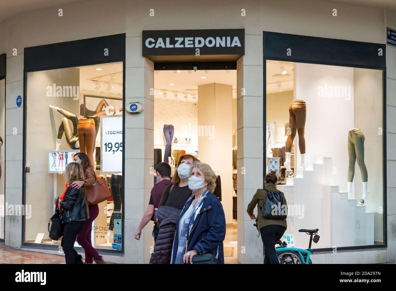 Valencia, Spain. 8th Nov, 2020. People wearing face mask walk past the  Calzedonia clothing store. Credit: Xisco Navarro/SOPA Images/ZUMA  Wire/Alamy Live News Stock Photo - Alamy