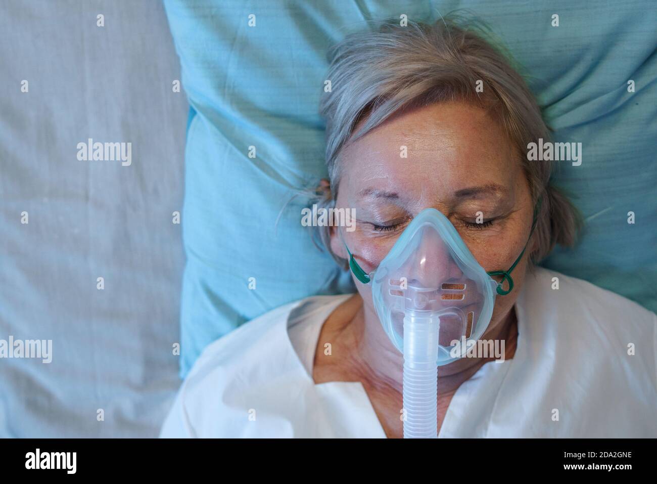 Top view of covid-19 infected patient with oxygen mask in bed in hospital,  coronavirus and breathing problems concept Stock Photo - Alamy