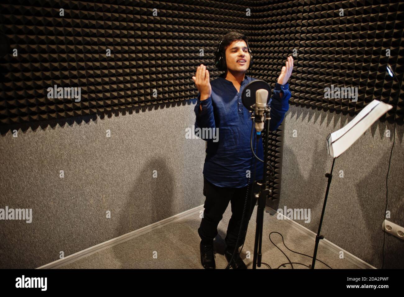Record fm hi-res stock photography and images - Alamy