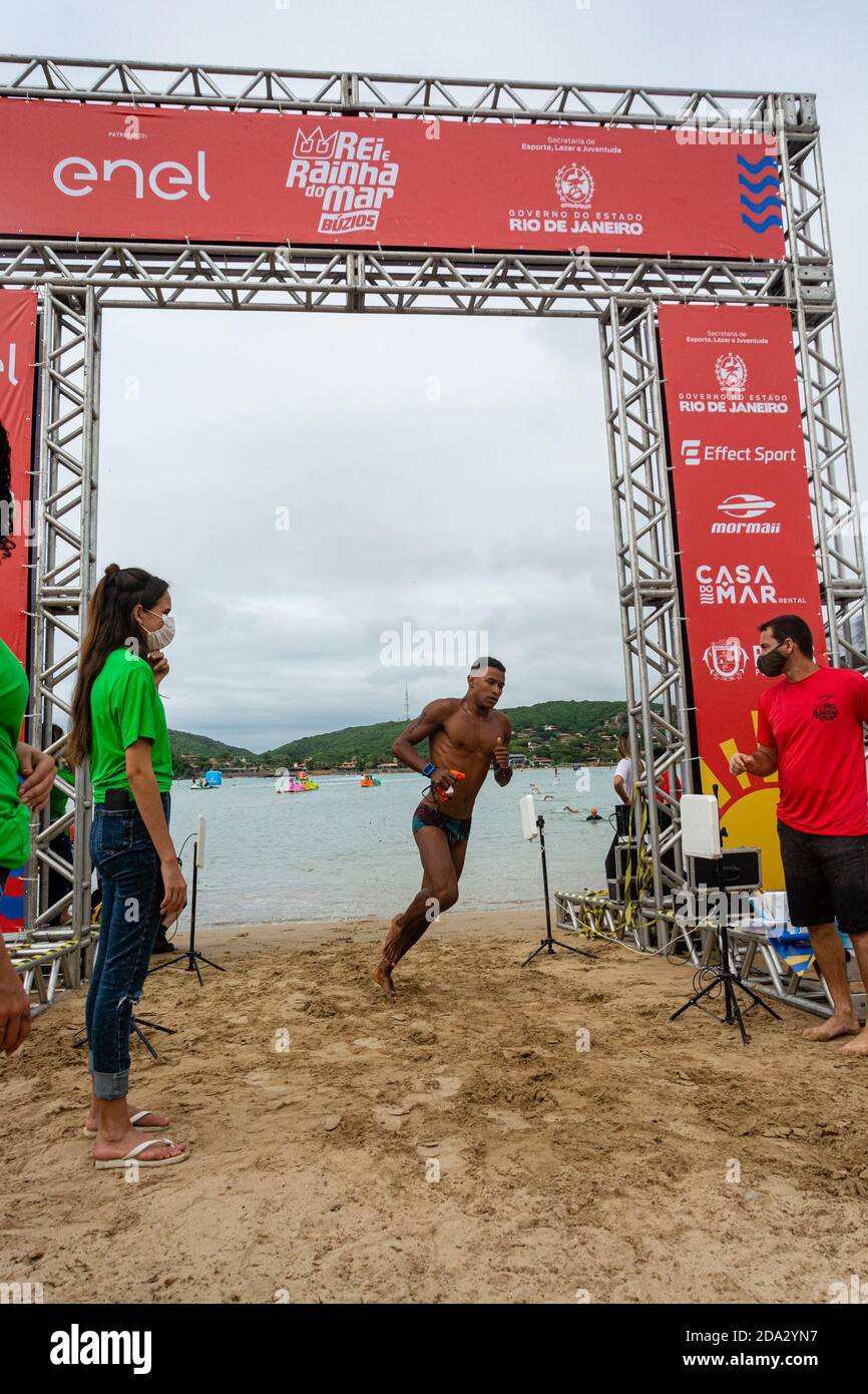 ARMAÇÃO DOS BÚZIOS, RJ - 08.11.2020: REI E RAINHA DO MAR - Arrival of the fins during the competition Rei and Rainha do Mar held at Praia Rasa in Armação dos Búzios, RJ. (Photo: Ivson Gomes/Fotoarena) Stock Photo