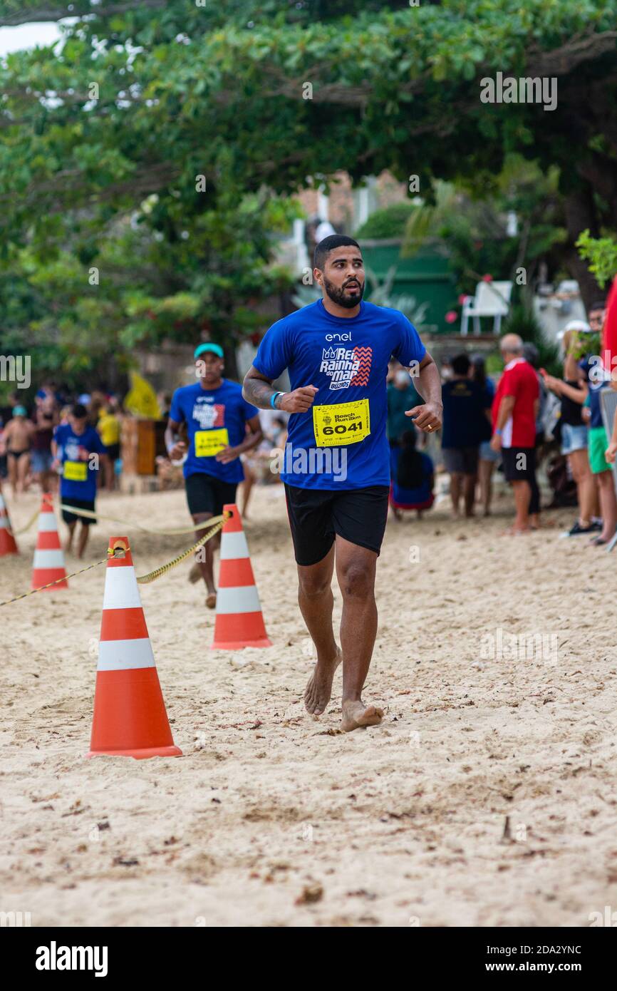 ARMAÇÃO DOS BÚZIOS, RJ - 08.11.2020: REI E RAINHA DO MAR - Arrival of the fins during the competition Rei and Rainha do Mar held at Praia Rasa in Armação dos Búzios, RJ. (Photo: Ivson Gomes/Fotoarena) Stock Photo