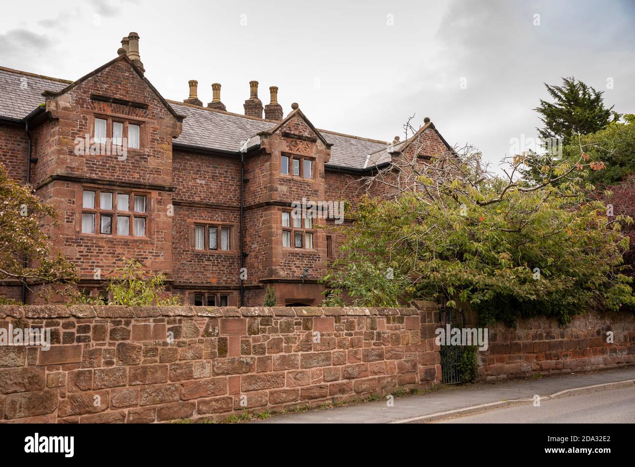UK, England, Cheshire, Willaston, Hadlow Road, Old Hall Stock Photo Alamy