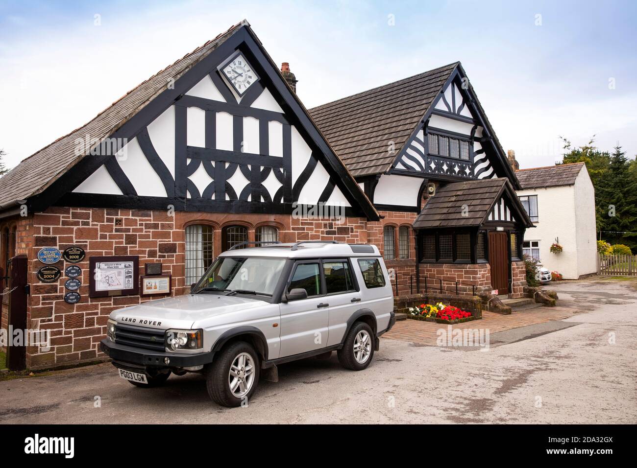 UK, England, Cheshire, Willaston, Green, Village Hall with Range Rover parked outside Stock Photo