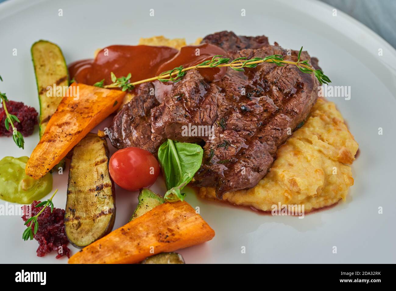 Fillet steak with potatoes hi-res stock photography and images - Alamy