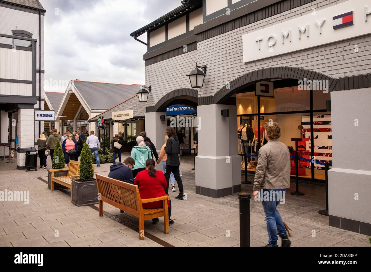 UK, England, Cheshire, Ellesmere Port, Cheshire Oaks Outlet Village shopping centre, shoppers Stock Photo