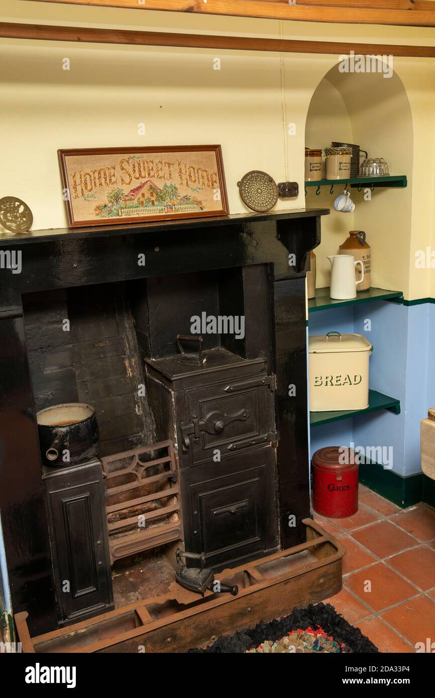 UK, England, Cheshire, Ellesmere Port, National Waterways Museum, Porter's Row cottages, 1930s kitchen with cast iron range Stock Photo