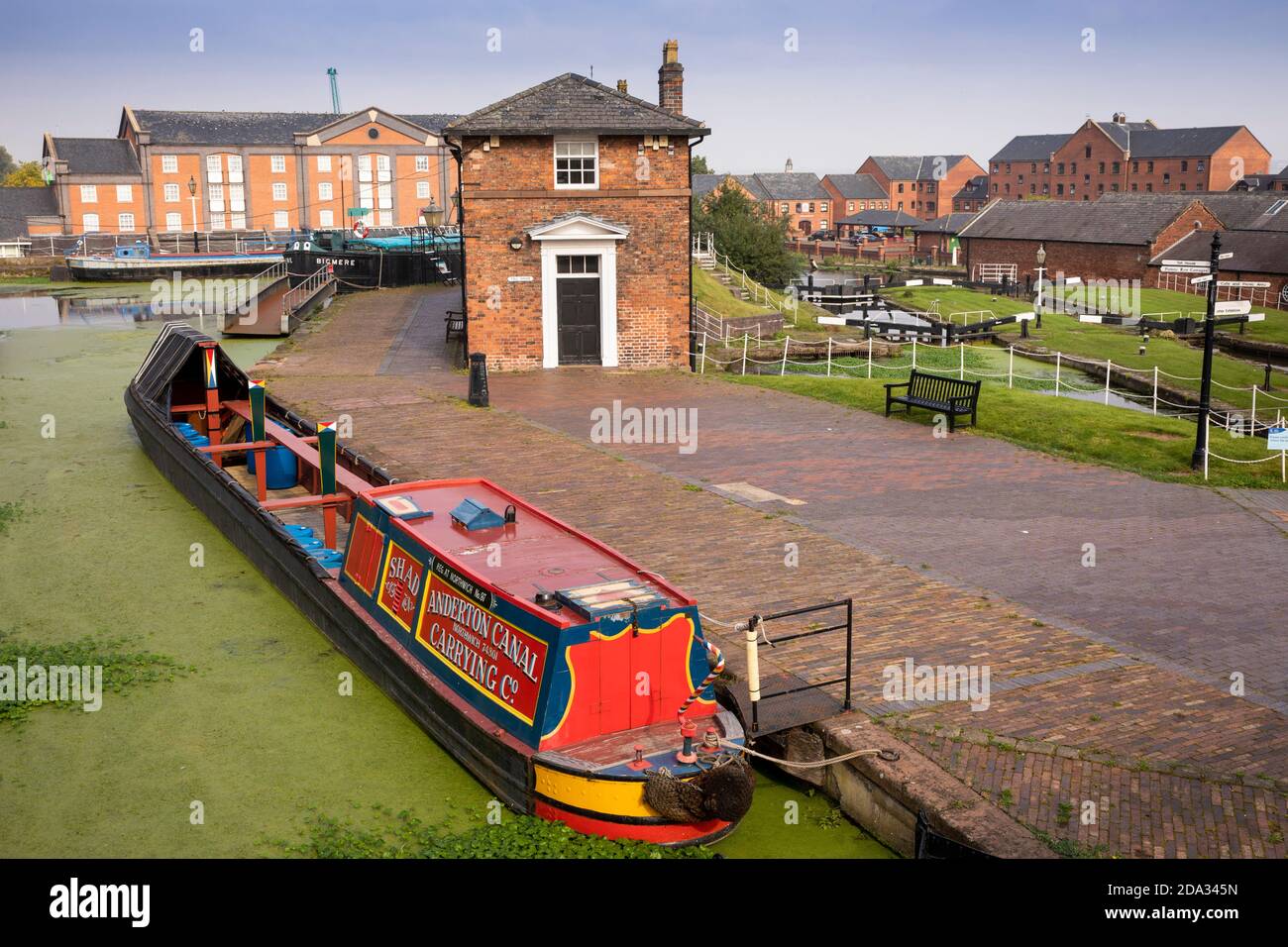 UK, England, Cheshire, Ellesmere Port, National Waterways Museum, barge moored in Pump House basin near Toll House above locks Stock Photo