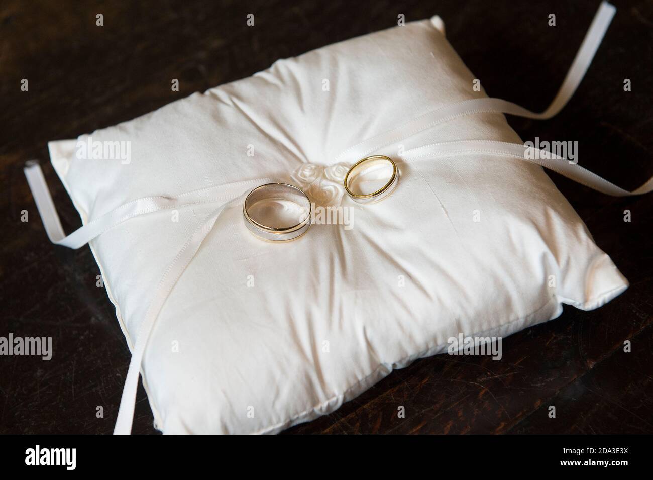 Gold wedding rings on cushion hi-res stock photography and images - Alamy