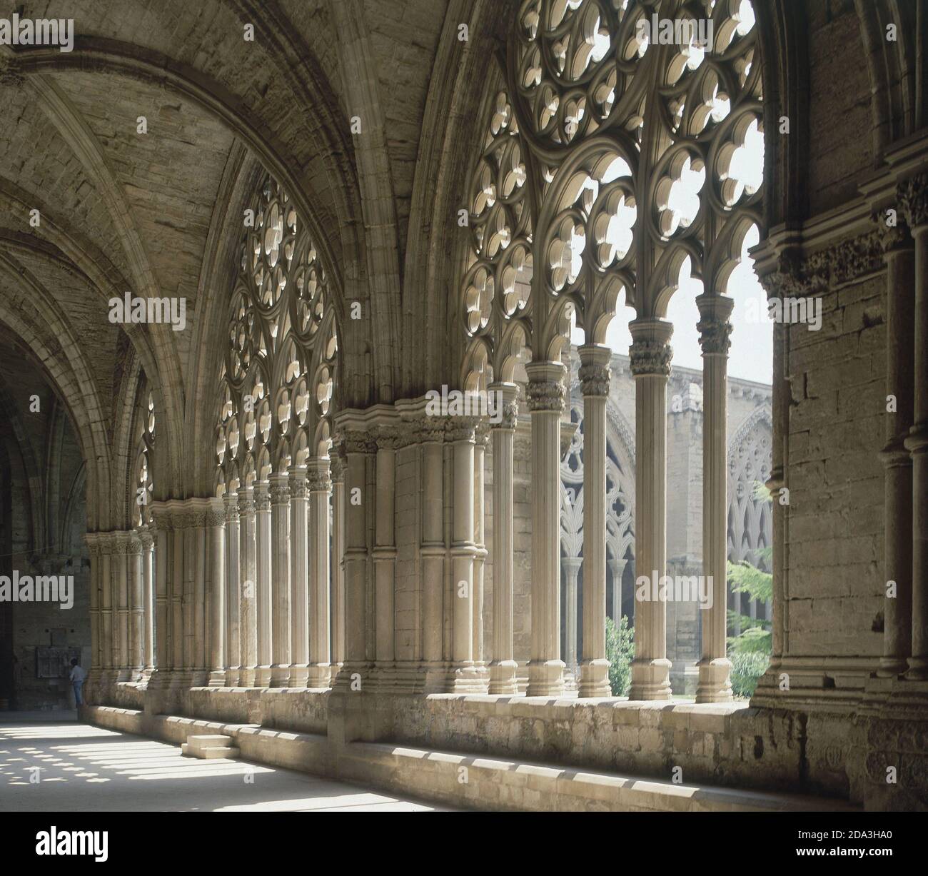 CLAUSTRO DE LA CATEDRAL VIEJA DE LERIDA - ARCOS OJIVALES CON CRESTERIA - SIGLO XIV - GOTICO CATALAN. Author: CASCALLS JAUME / SOLIVELLA GUILLERMO. Location: CATEDRAL VIEJA. Lerida. SPAIN. Stock Photo