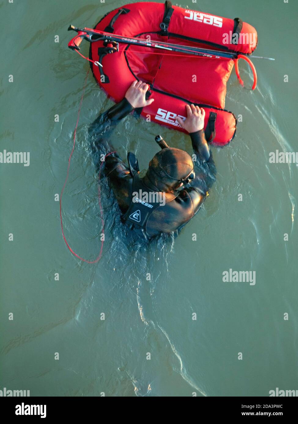 Wet suit dive hires stock photography and images Alamy