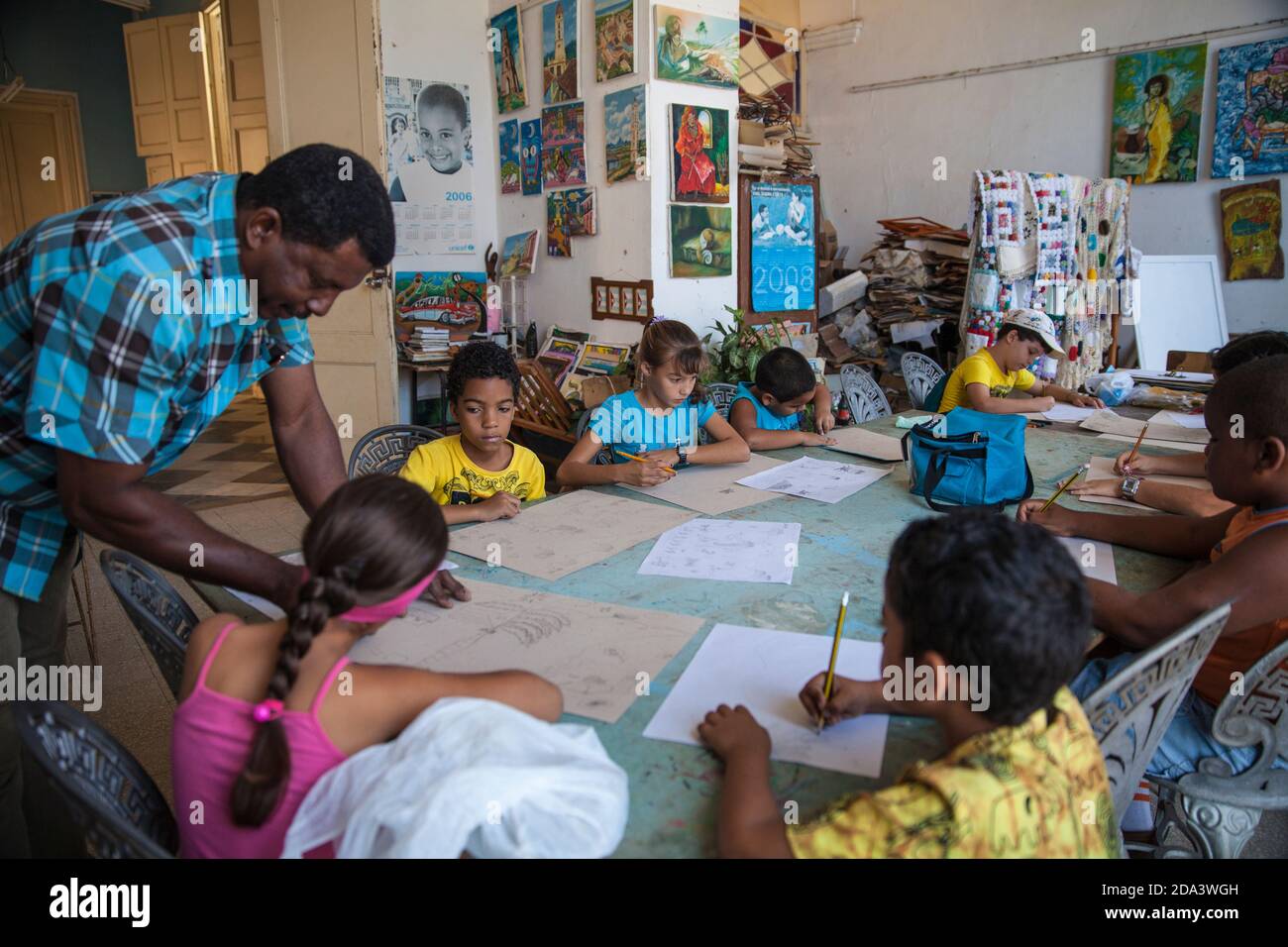 Children in art class hi-res stock photography and images - Alamy